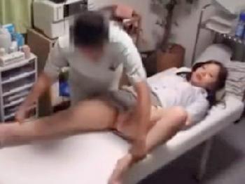美女会社員に性的暴行マッサ→手マンのコンボで潮吹きさせる凄腕整体師