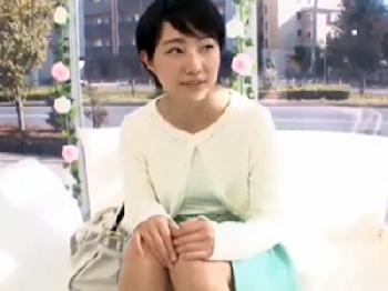 ショートヘア娘のインタビュー中にいきなり巨根をすぐ挿入して顔面射精ぶっかけ射精