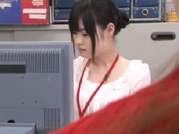 仕事に慣れようと懸命に頑張る新人女性会社員が変態上司に犯されて顔面射精展開