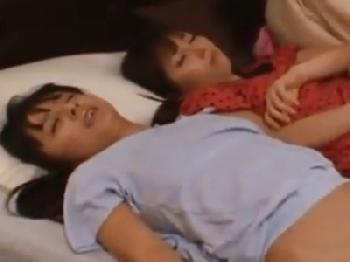 無差別に男を逆痴漢していく痴女