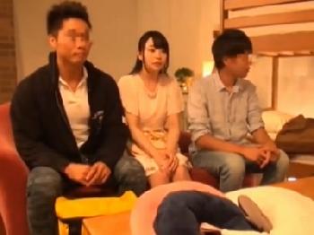 彼氏が寝ている間に友人に中出し寝取られされる彼女