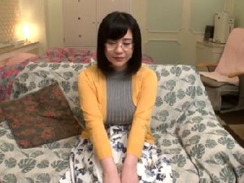 メガネのピュアな人妻←Mカップくらいありそうなスライム乳で3P不貞性交