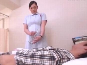 両手が使えない患者に跨り精液搾取する巨乳ナース