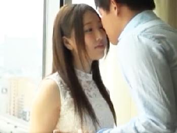 ムチッとした刺激的な白肌女体の美女がホテルでヤリチン男の立ちバックに喘ぎまくる情熱セックス!!