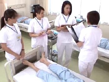 で働くとても綺麗な白衣の天使たちの淫らな手と舌使いW