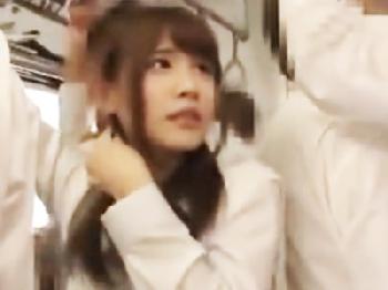 屈強な男達に囲まれて逃げ場のない電車内で痴漢に性的暴行されて悲鳴を上げる美少女女子校生