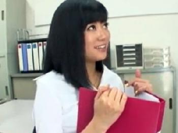 男子生徒を職員室に呼び出してディープスロートフェラチオで精液を搾り取る女性教師