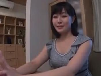 夫のいない隙に自宅に男を連れこんで性行為する巨乳人妻