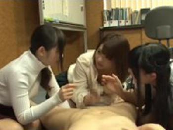 オフィスで寄ってたかって男に襲いかかり乱交する女性会社員たち