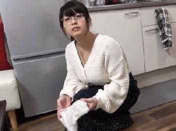 お掃除好きの品行方正そうなボイン女子大生が自分からハメ応募して初体験の女陰へ直射精体験