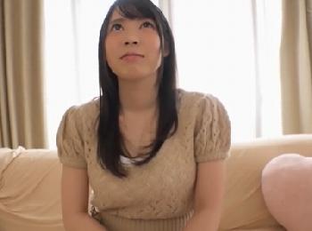 巨乳にコンプレックスがある素人娘にハードピストンして大量乳房射精