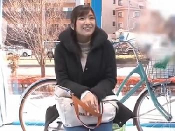 八重歯が可愛い童顔巨乳人妻を電動マッサージ器チャリに乗せて強制寝取られ