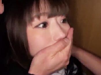 バンドやってる童顔女子校生が後をつけられて性的暴行され陰毛がないワレメにオメコ内で直接発射される