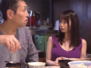 親父の再婚相手が痴女→晩御飯の最中も机の下で肉棒触ってくる変態お義母さんと近親性交