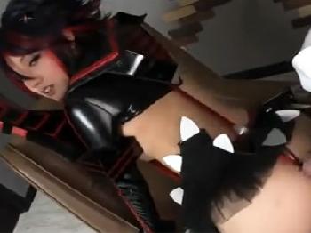 キルラキルコスプレ姿の美女が感度が抜群に良い女性器に挿入されて悶絶アクメ