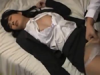 疲れて眠っているところを冷血男から力ずくの性的暴行される美少女