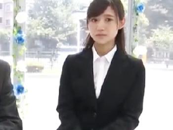 清楚な顔した新人女性会社員が賞金を欲しがる上司の押しに負けて中出し許可する