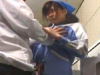 男子便所を清掃中のお姉さんがいきり勃ったペニスを優しく気持ちいい手コキとフェラチオ