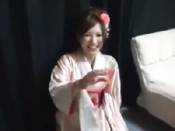 お酒が進んで振袖のまま中出し乱交やらかす新成人美少女