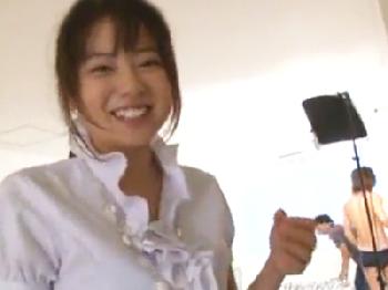 AV撮影現場を見学してた超キュート新人が耐えきれなくなって密かにペニスハメ