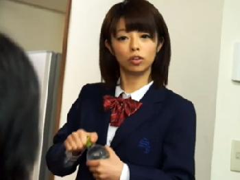 親戚の叔父さんに欲情されペニスねじ込まれる姪女子校生