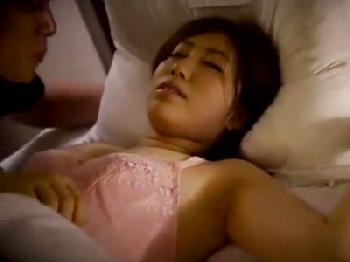 疲れてぐっすり眠ってるお姉さんを夜這い性交で強引に犯して精液ぶっかけ