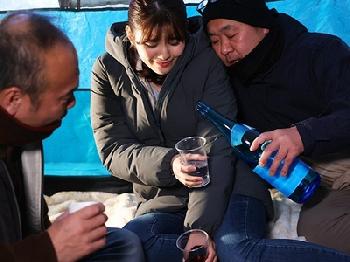 町内で開かれたキャンプイベントで中出し寝取られされたとても綺麗な人妻