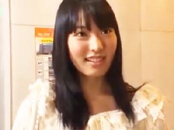 黒髪ロングの清楚な美少女の口に有無を言わさず肉棒を突っ込みイラマ射精