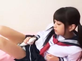 オナニーしてたら兄にばれて陰毛がないワレメに膣内でスペルマを発射される妹女子校生