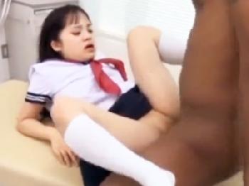 女子校生のミニマム女性器を容赦ないピストンで悶絶アクメさせる黒人ペニス!!