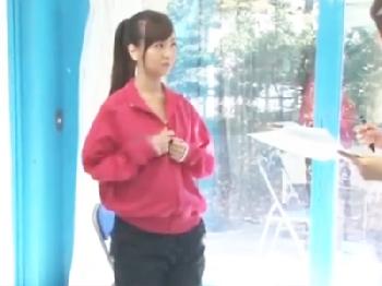 日焼け跡が猥褻なポニーテールの陸上部美少女を中出しマッサージ挿入