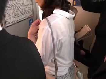 雨で濡れてしまった人妻に迫りよる痴漢の手…一度感じた快感を忘れられず二度・三度と痴漢を求める変態妻!!