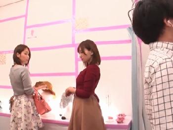 まさかの憑依能力!!ショップ店員や巨乳娘に憑依した変態が好き放題レズビアン性行為をする異色もの!!