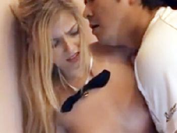 凄く綺麗な色白女性の金髪バー店員を店内で性的凌辱して否応なしに中出し!!