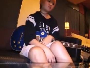 日本に嫁いだブロンド妻を無料マッサージで釣り上げハメ