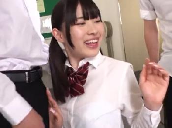 同級生の精液を飲みたがる清楚女子校生