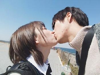 野外でもどこでも恥じらいなくディープキスする女子校生!!そんな神女子校生とラブホテルで生6連発!!