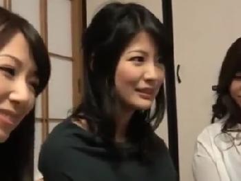 満たされない性的欲求を解放するための性交オフ会乱交ではしゃいじゃう人妻たちW