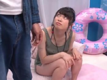 可愛い顔して巨乳の美少女がマジックミラー号内でSEX未経験男を筆おろし