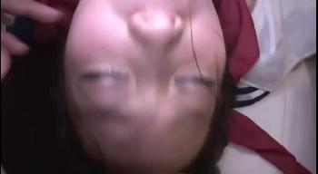 セーラー服の美少女へ挿入する6P大乱交で気絶寸前!!