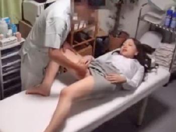 性的マッサージで感じすぎて潮吹きまでさらけ出した素人さん