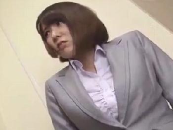 密室で部長を官能的に誘い性交を求める淫らな人妻会社員