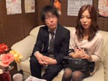 凄く綺麗な人妻が変態マッサージ師にオイル塗れにされ声も殺さず感じまくる!!