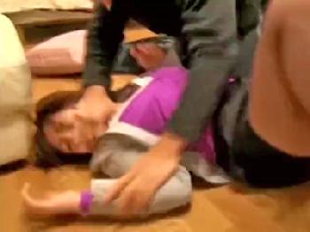 泣き叫ぶも無残に犯される悲惨な自宅押し込み強姦映像