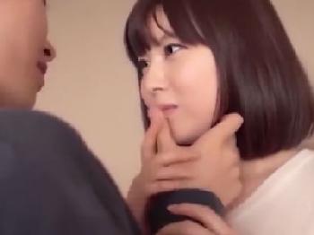 色白で清楚な美少女が昼間からの親密な性行為で精液ぶっかけられて恍惚