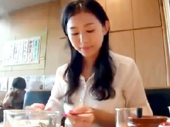 性的欲求が満たされていないという素人人妻をハメ撮りに福岡へ…とんでもない清楚とても綺麗なマダム現る!!