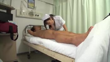 巨乳ナースが患者さんの勃起した男性器に尺八ご奉仕W