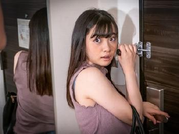 デリヘル呼んだらまさかの知人!!内緒にしておくことを条件に危険な中挿入