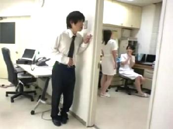 母の見舞いにきた病院のエロナースたちと声殺し性交!!