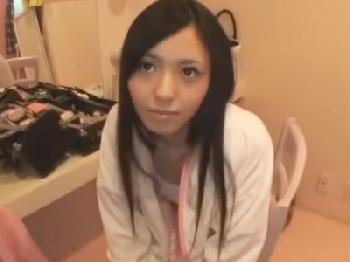 スレンダー体型の美少女がメイドコスプレに着替えてご主人様ペニスにご奉仕